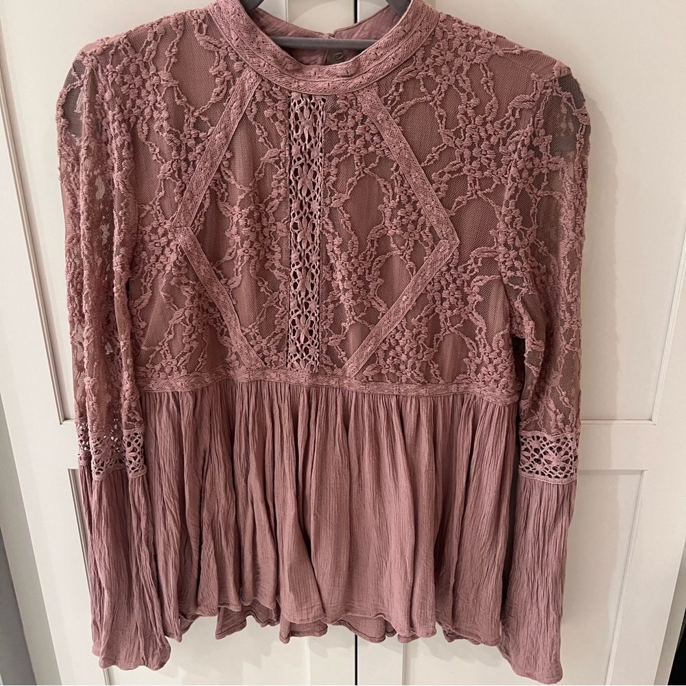 American Eagle light pink lace top